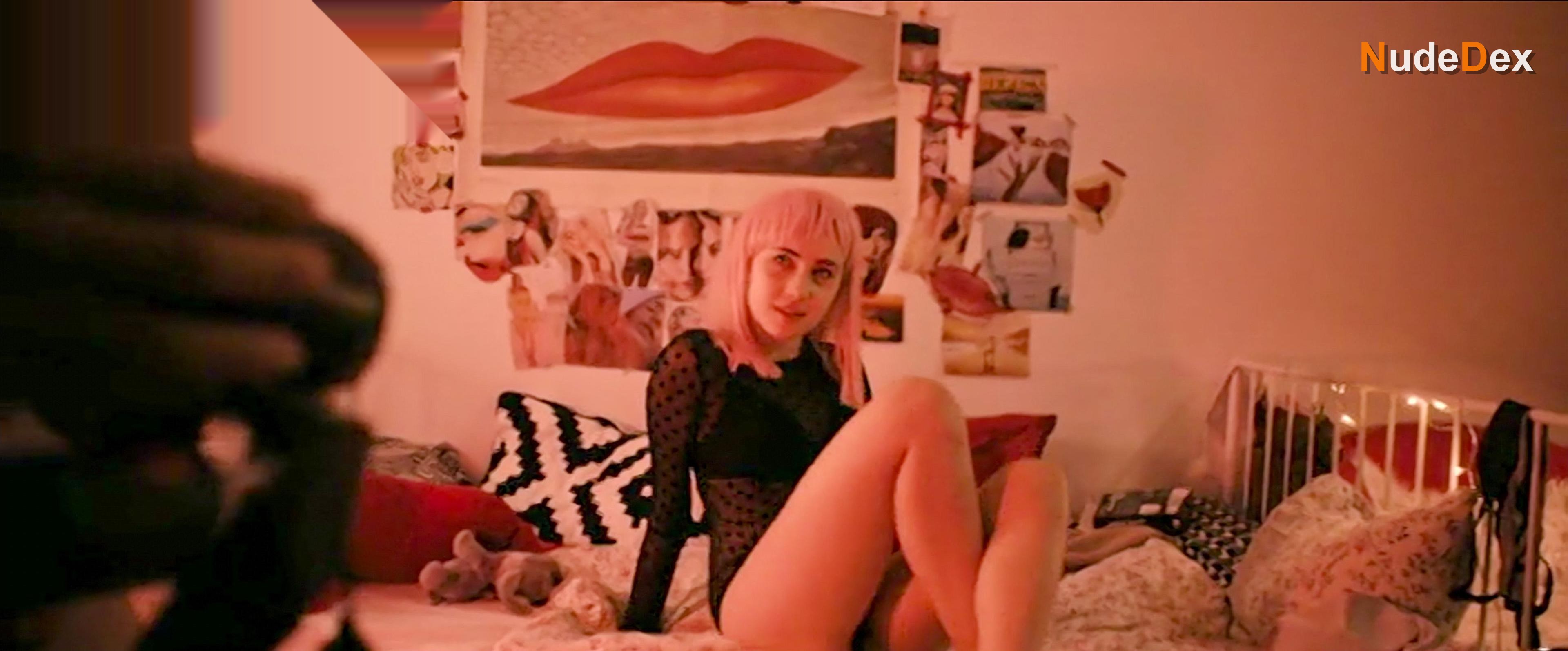 Sara Toth in Lovecut, photo 7