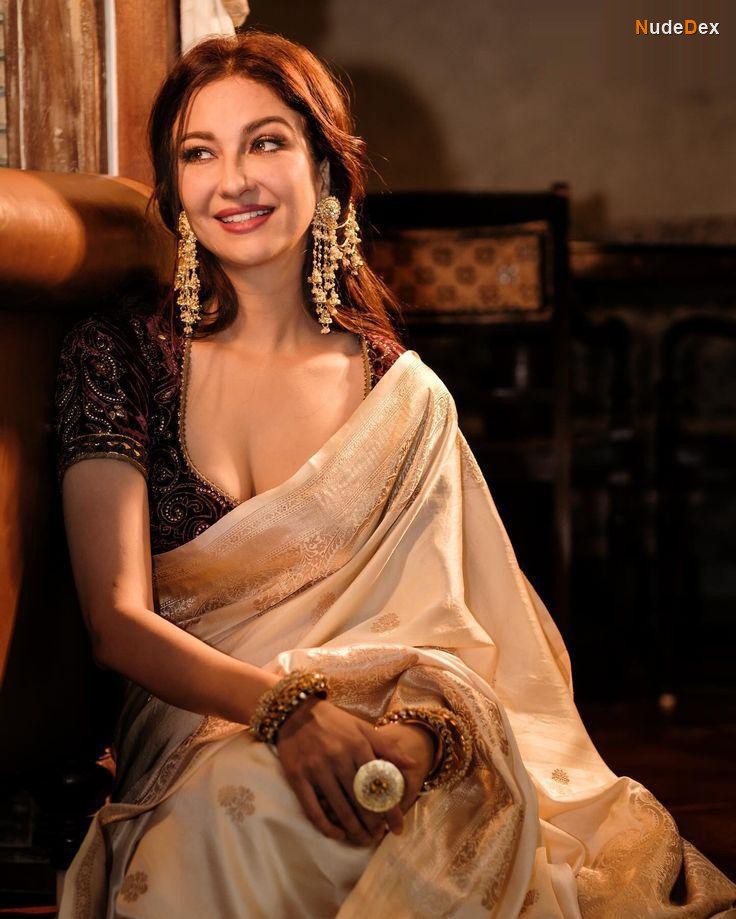 Saumya Tandon in Bhabhi Ji Ghar Par Akeli Hai, photo 75