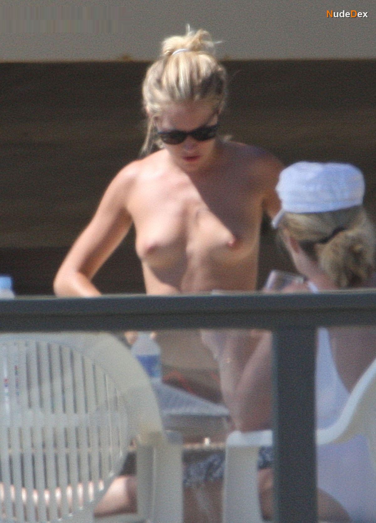 Sienna Miller in Beach Babes, photo 5