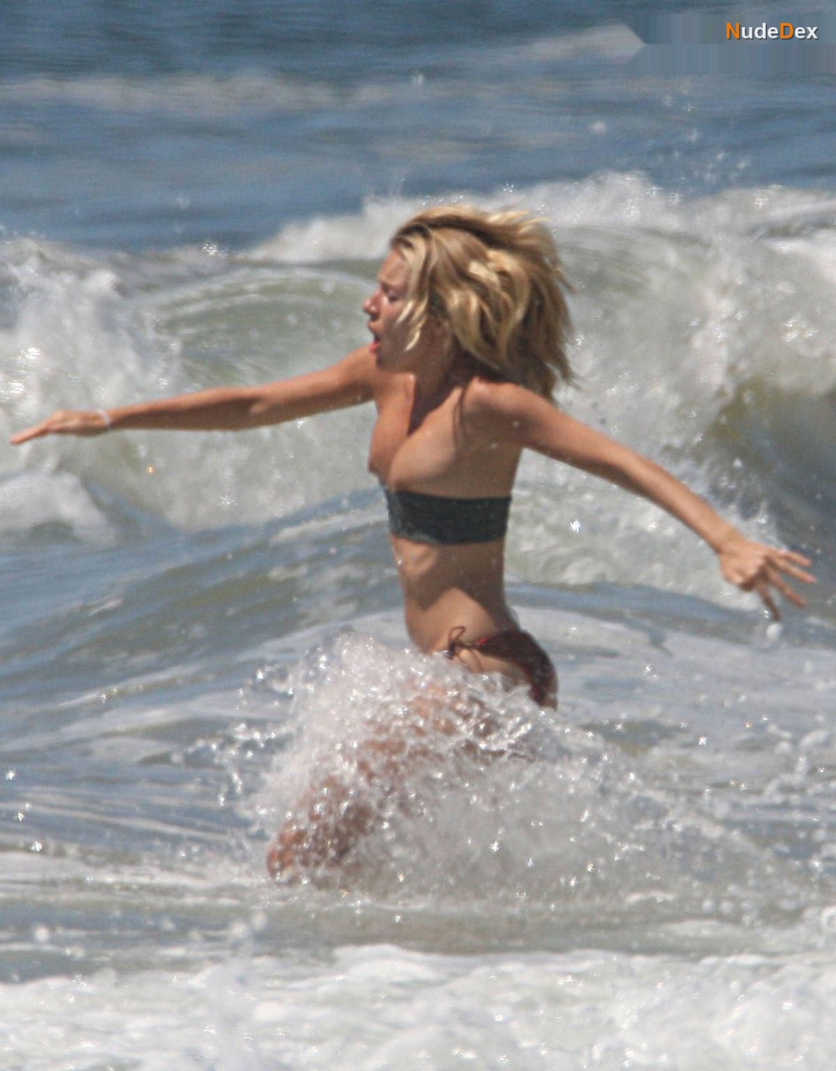 Sienna Miller in Beach Babes, photo 6