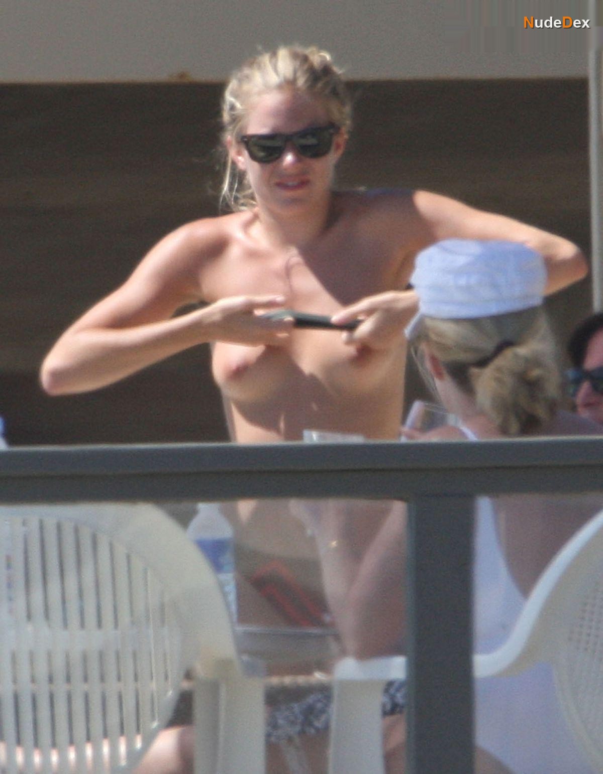 Sienna Miller in Beach Babes, photo 11