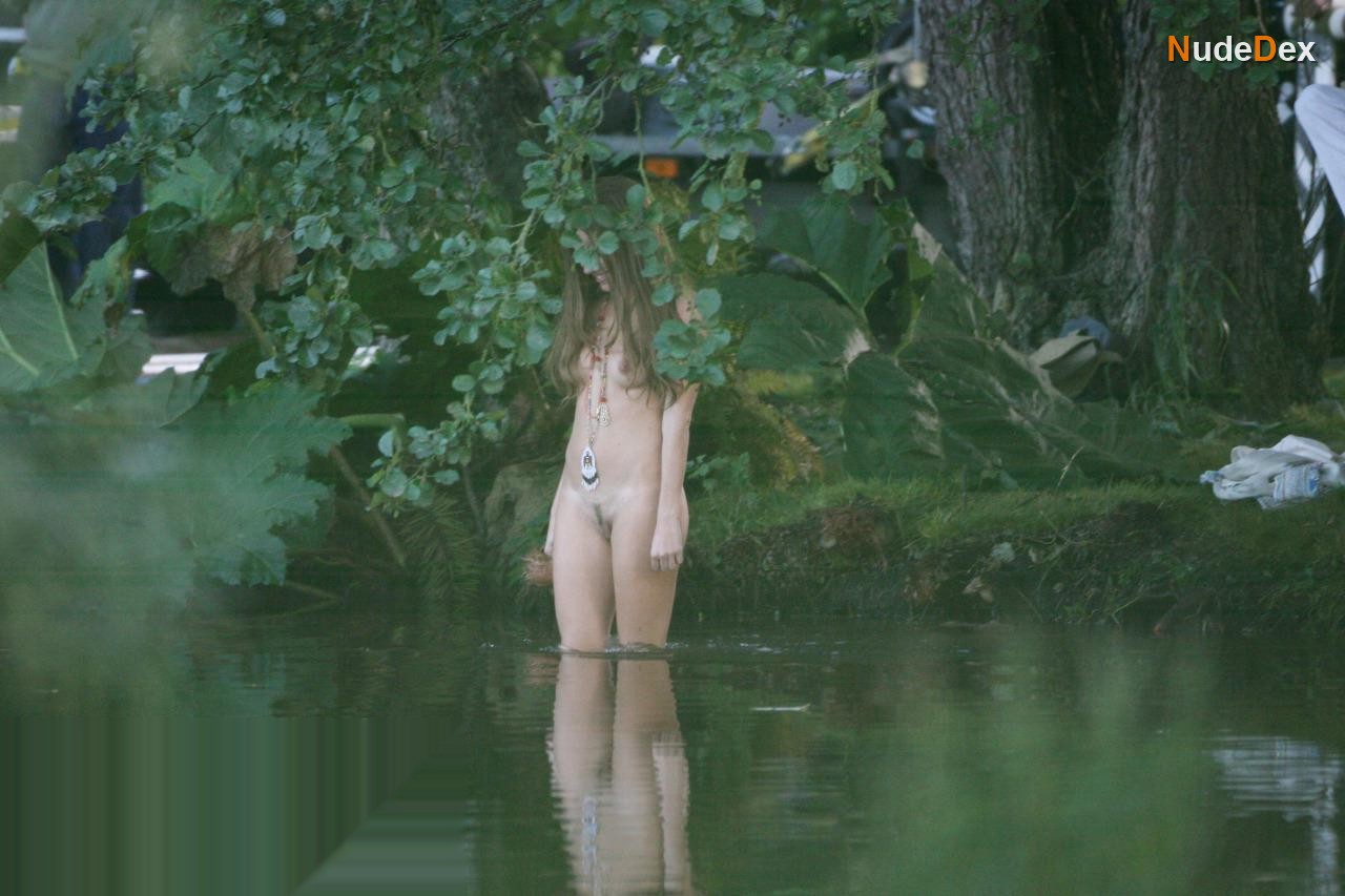 Sienna Miller in Beach Babes, photo 13