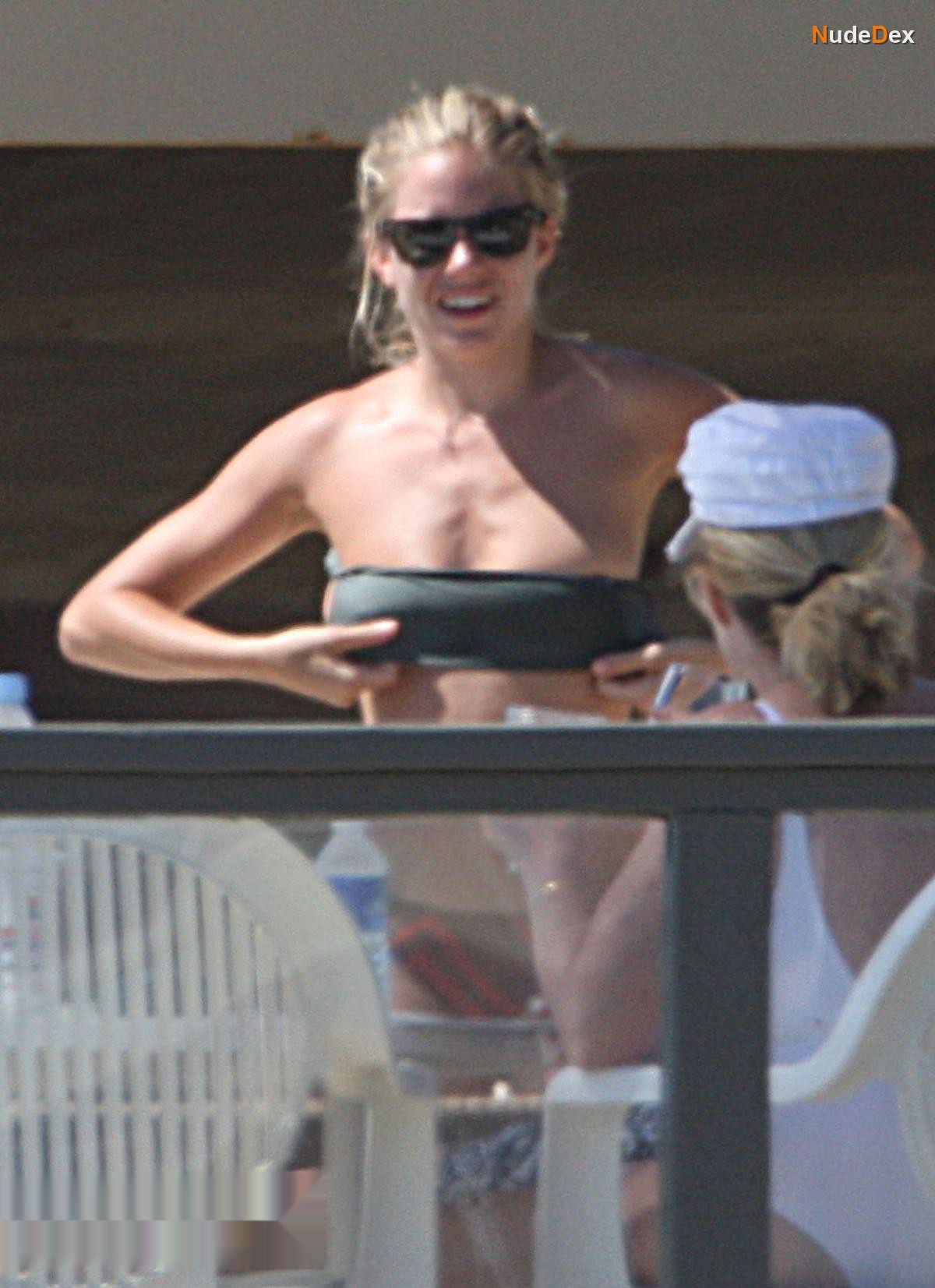 Sienna Miller in Beach Babes, photo 19