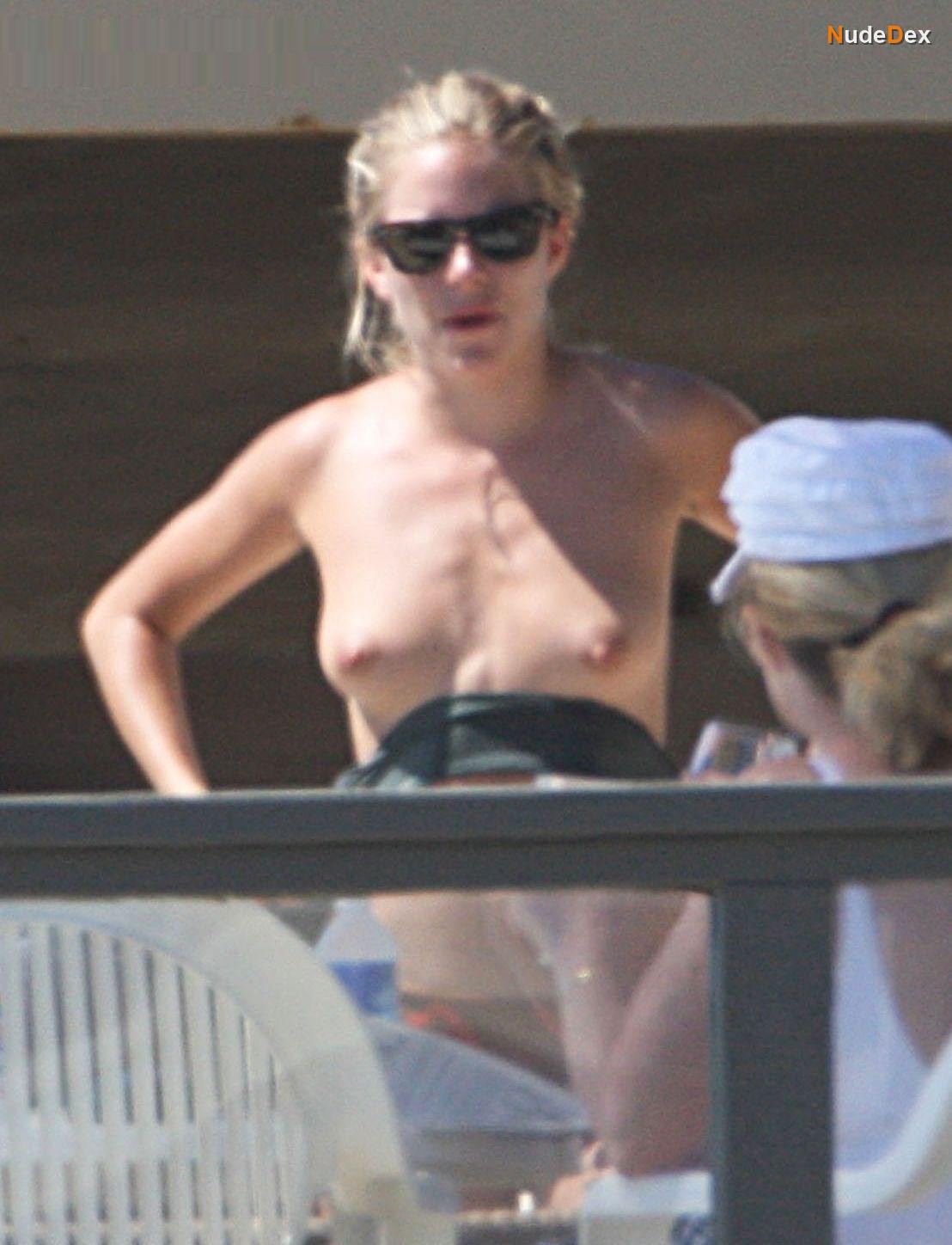 Sienna Miller in Beach Babes, photo 26