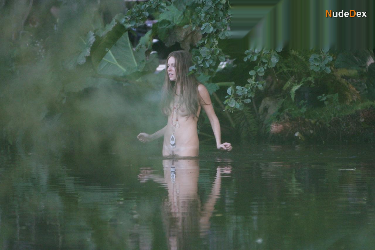 Sienna Miller in Beach Babes, photo 39