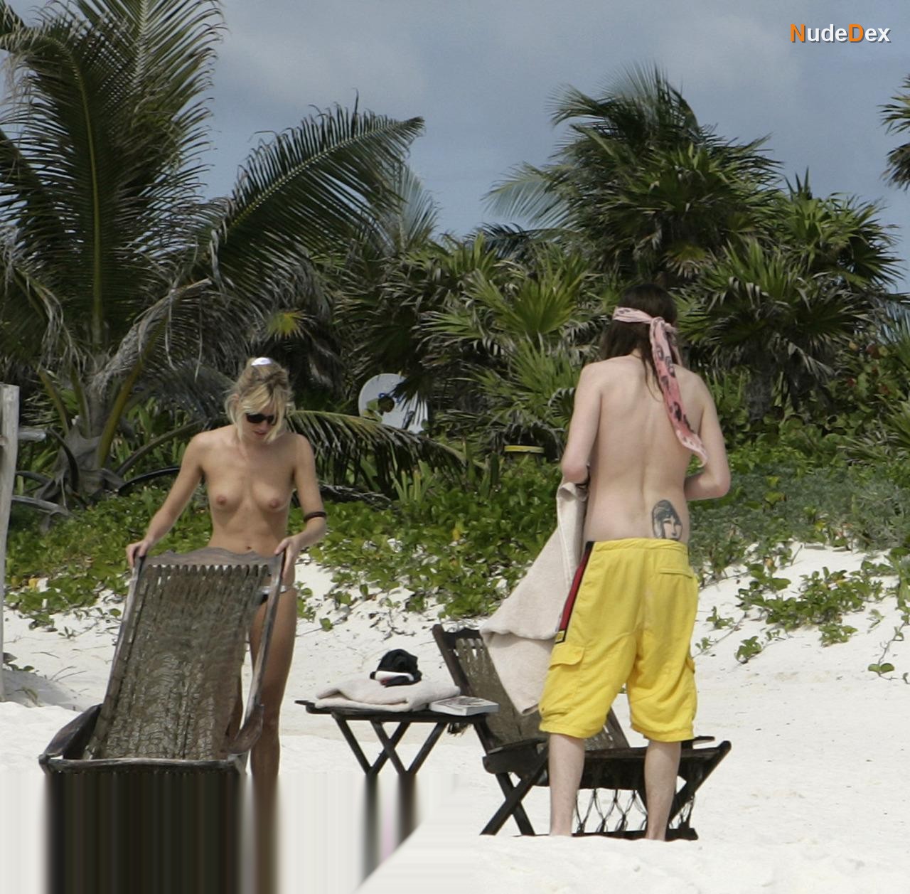 Sienna Miller in Beach Babes, photo 40