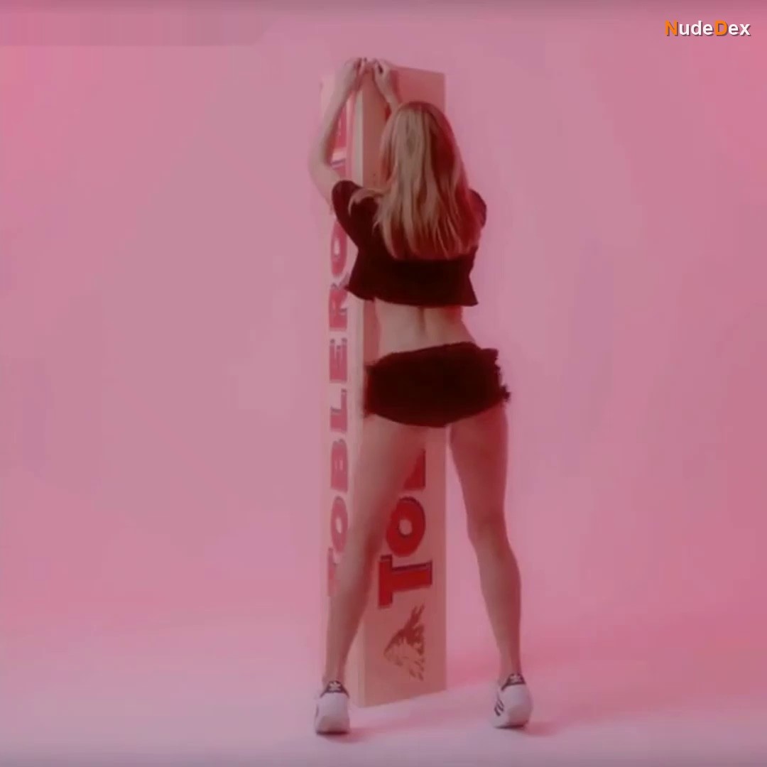 Suki Waterhouse in Love Advent, photo 10