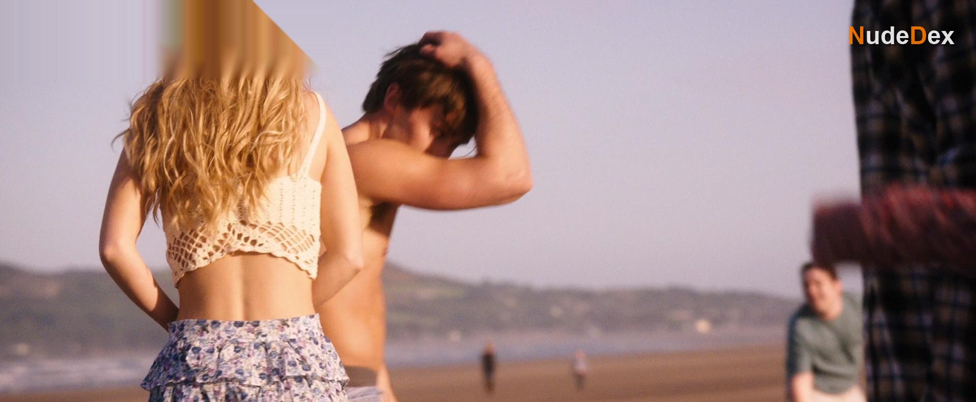 Suki Waterhouse in Love, Rosie, photo 1