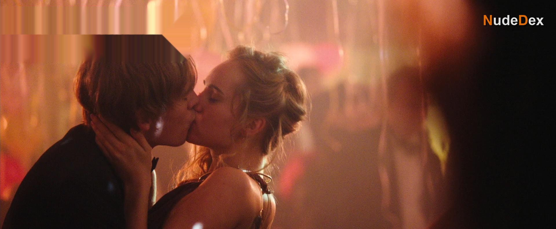 Suki Waterhouse in Love, Rosie, photo 7