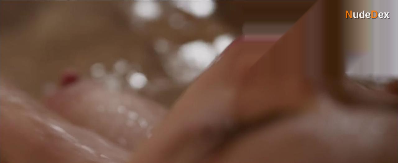 Suki Waterhouse in Rachael, photo 8