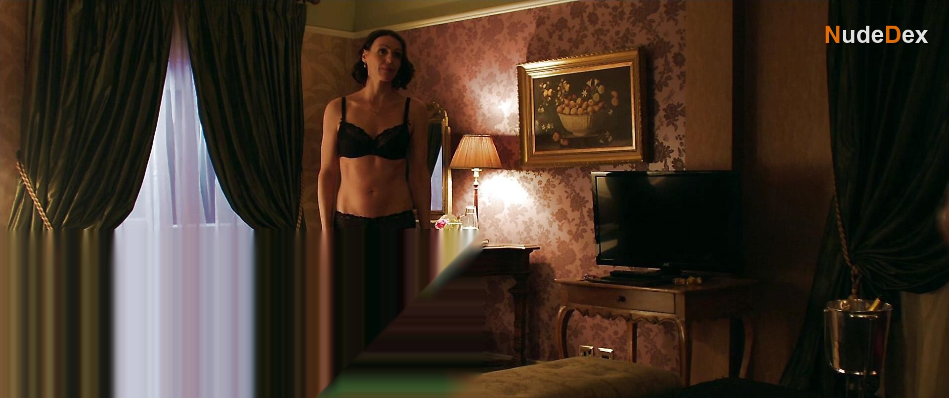 Suranne Jones in Doctor Foster, photo 4