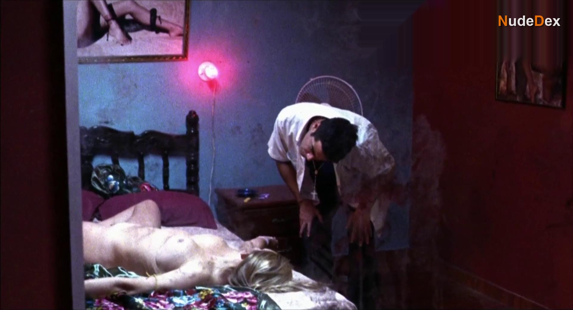 Susan Leon in Detras Del Espejo, photo 1