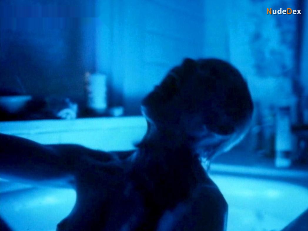 Susan Tyrrell in Far From Home, photo 3