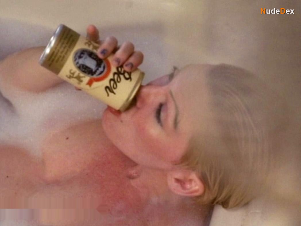 Susan Tyrrell in Far From Home, photo 4