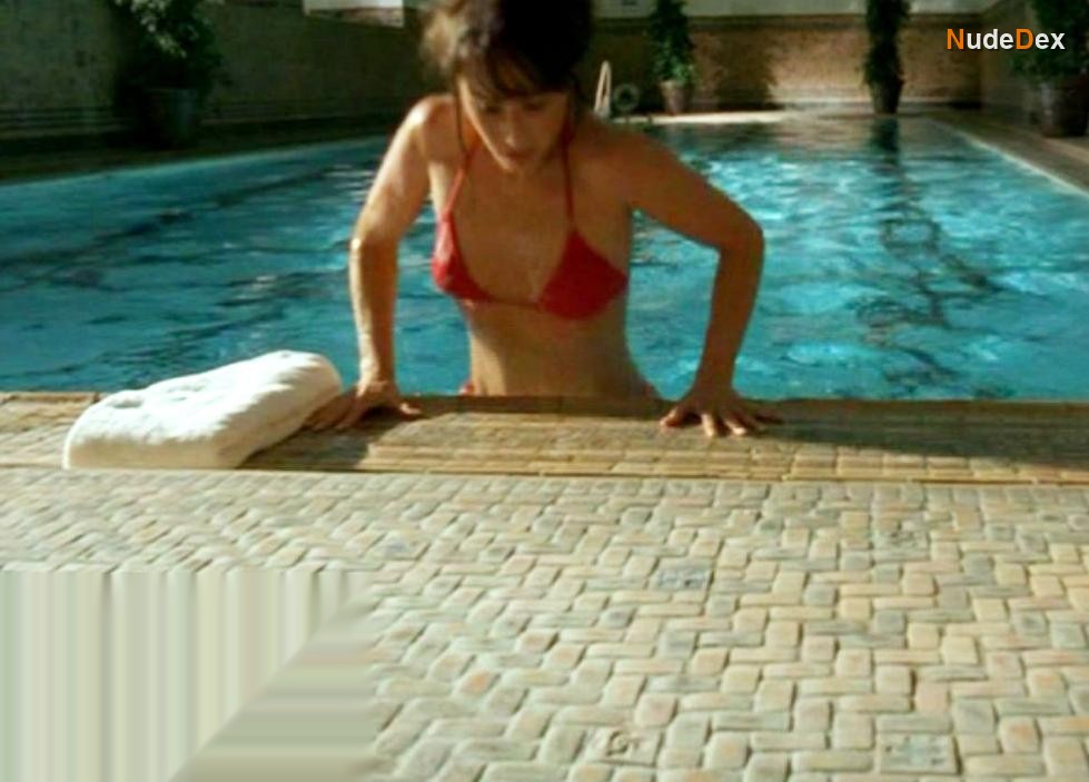 Suzette Vargas in Crooked, photo 1