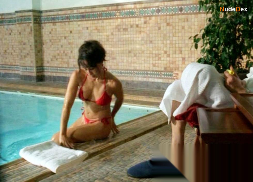 Suzette Vargas in Crooked, photo 2