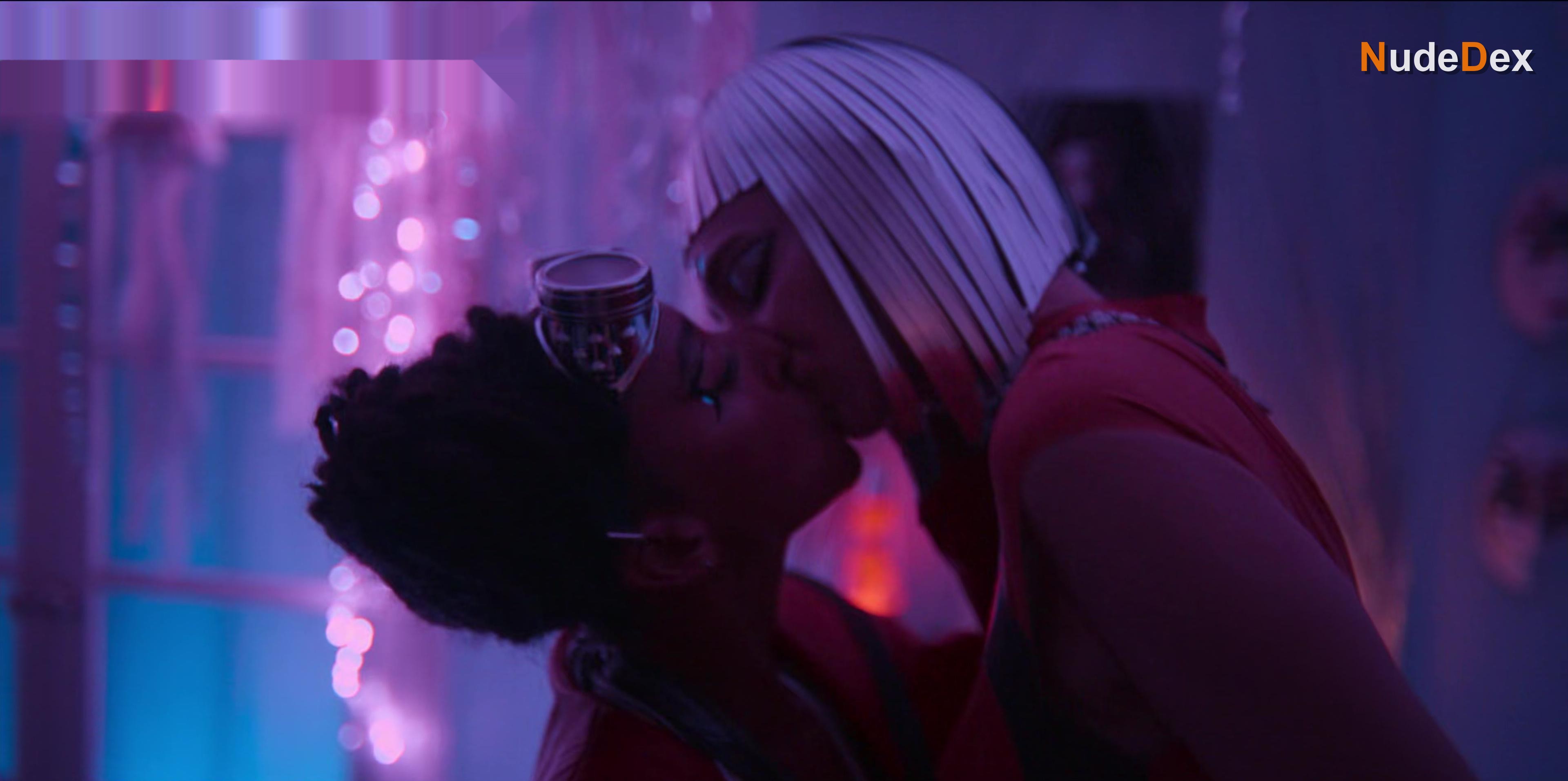 Tanya Reynolds in Sex Education, photo 2