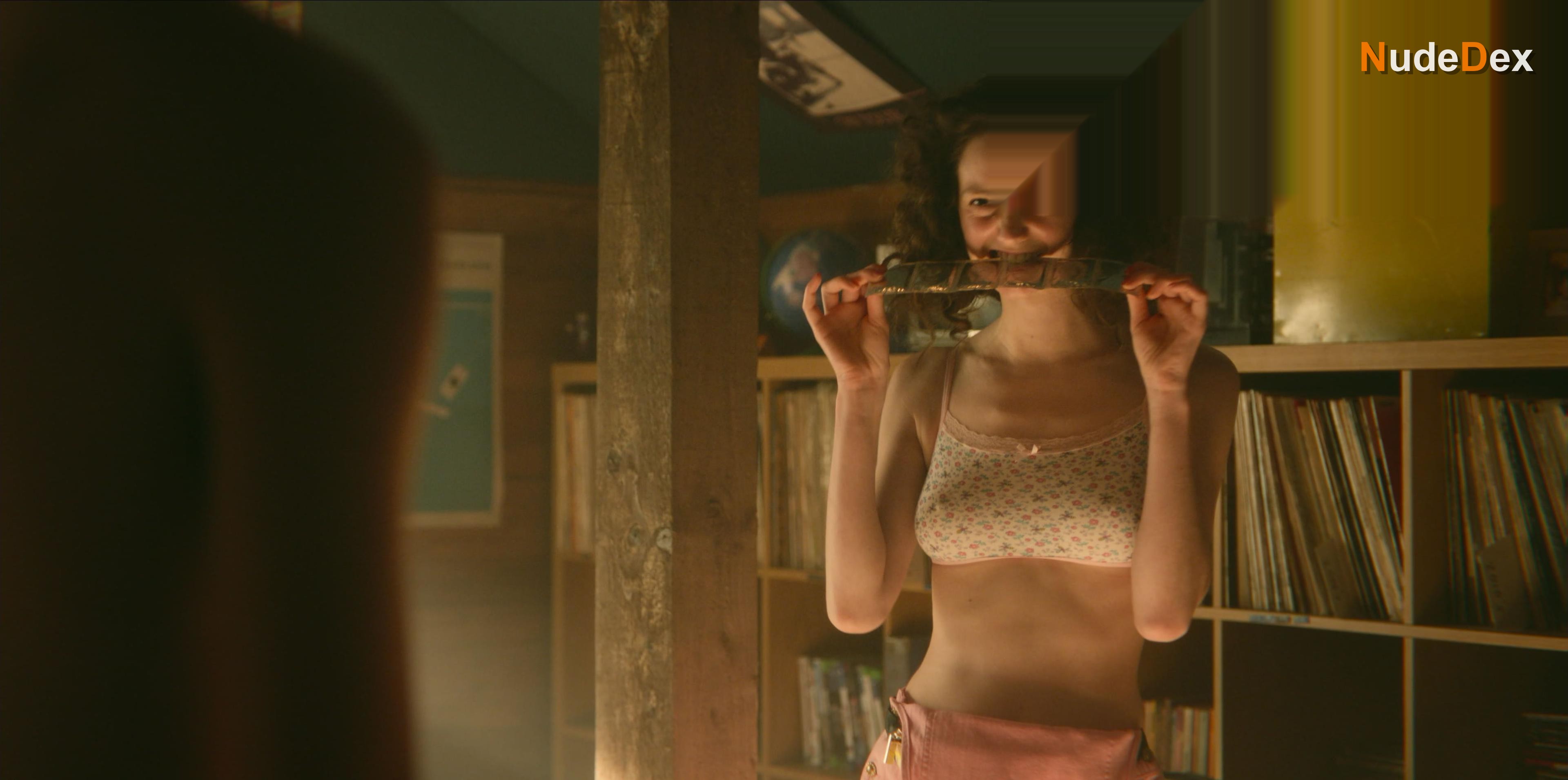 Tanya Reynolds in Sex Education, photo 6