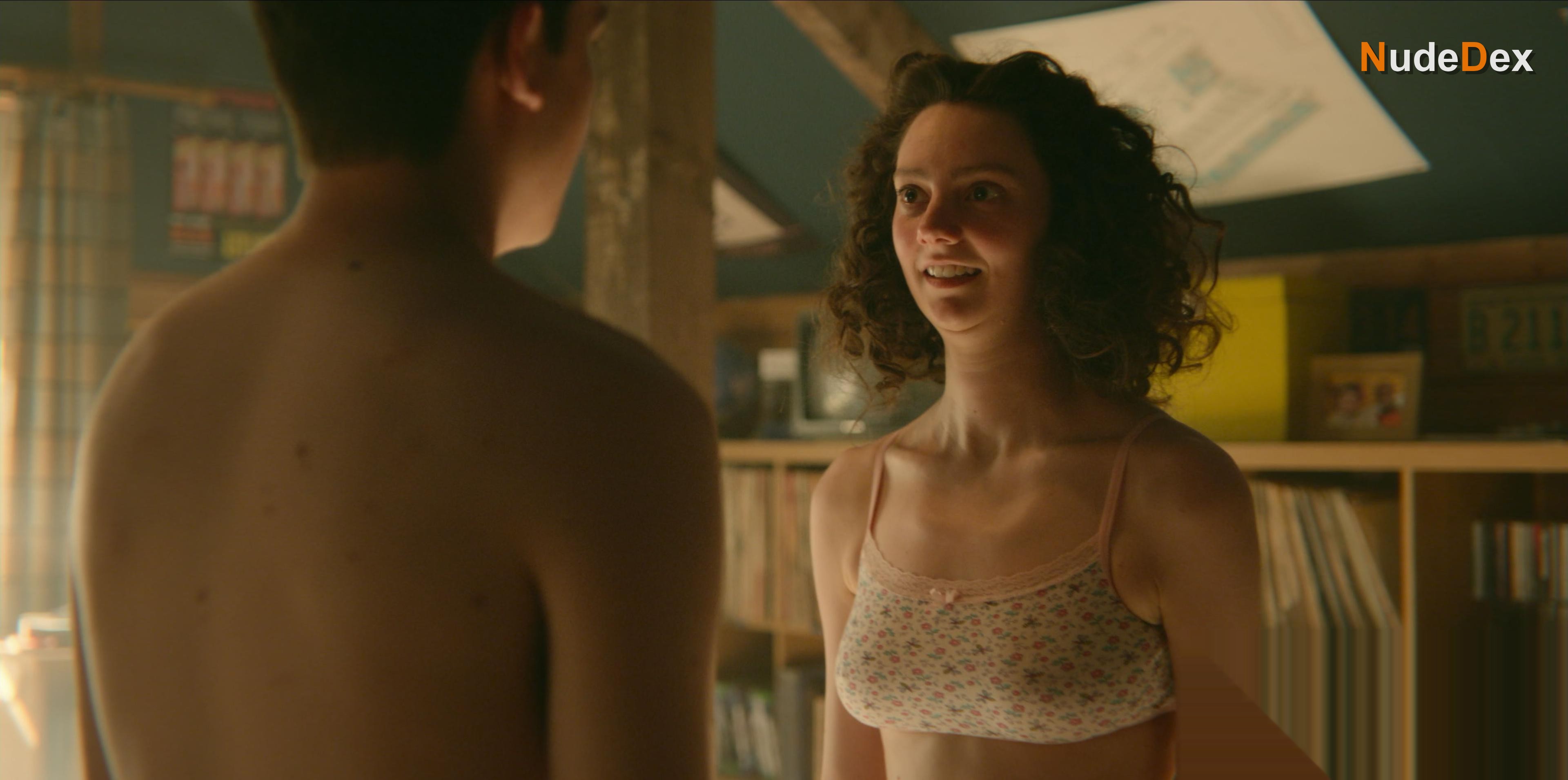 Tanya Reynolds in Sex Education, photo 7