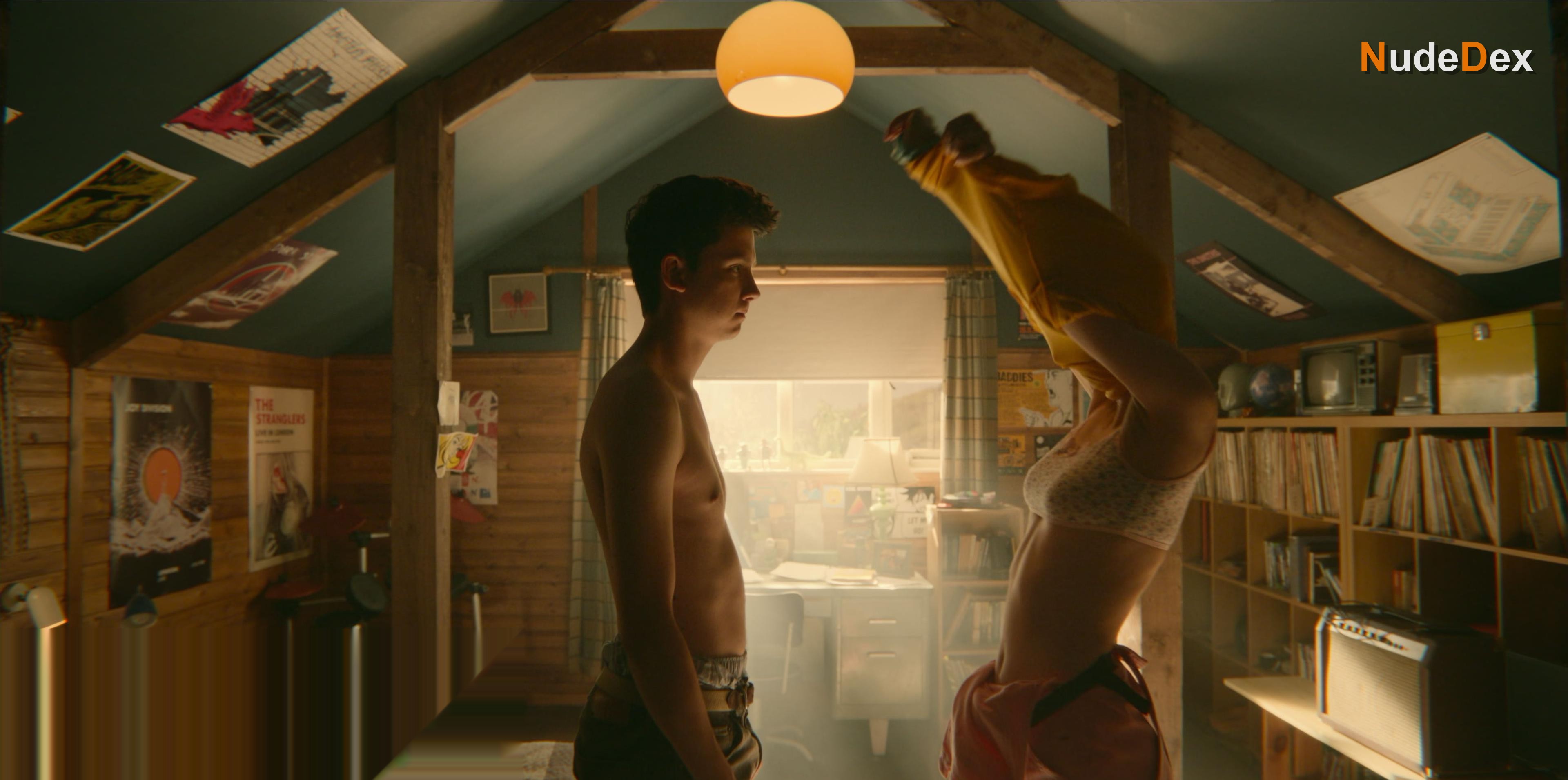 Tanya Reynolds in Sex Education, photo 8