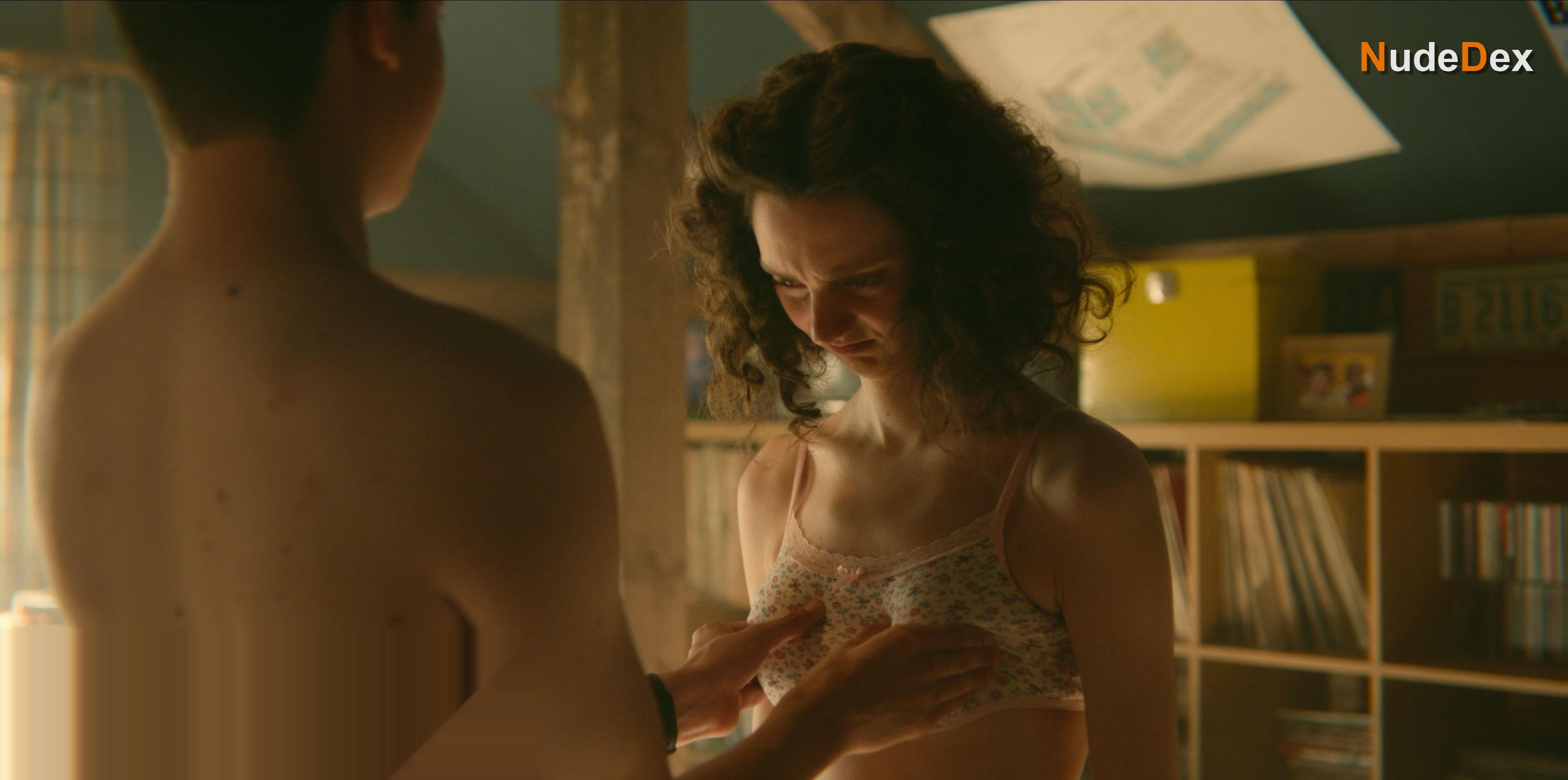 Tanya Reynolds in Sex Education, photo 9