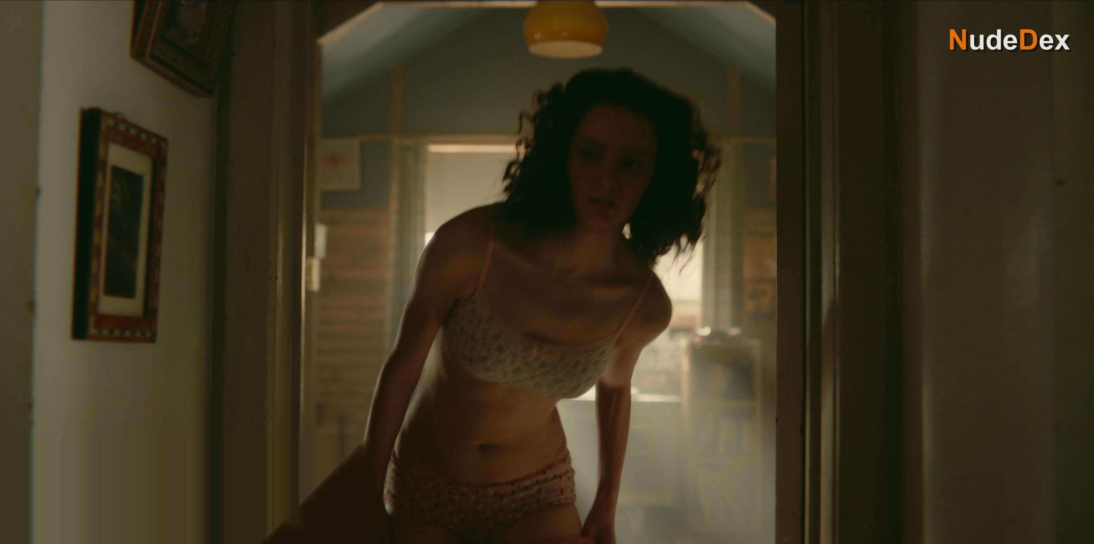 Tanya Reynolds in Sex Education, photo 10