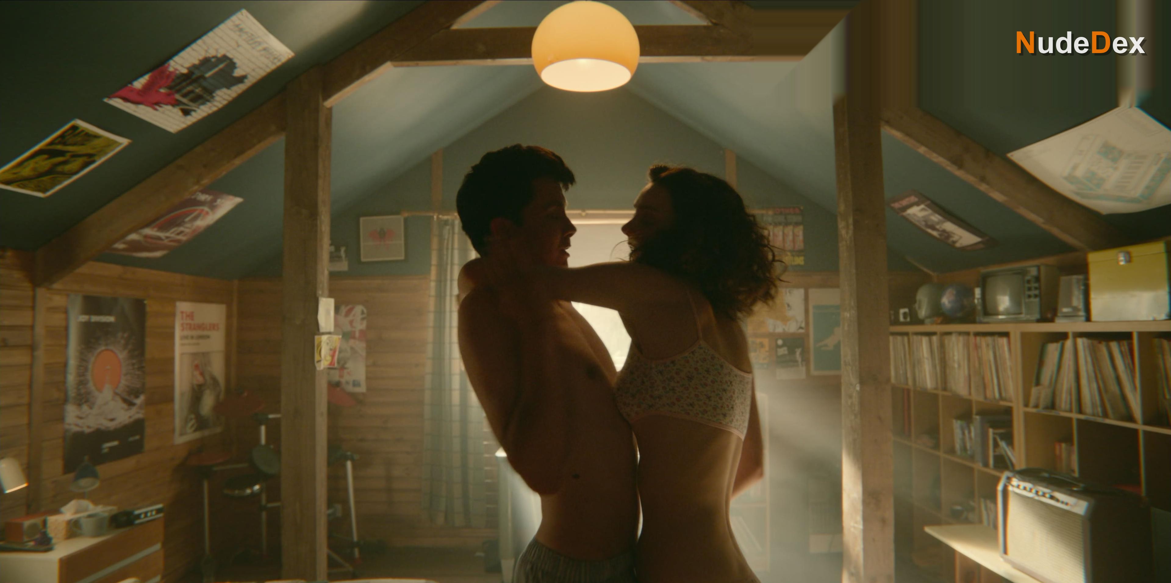 Tanya Reynolds in Sex Education, photo 12
