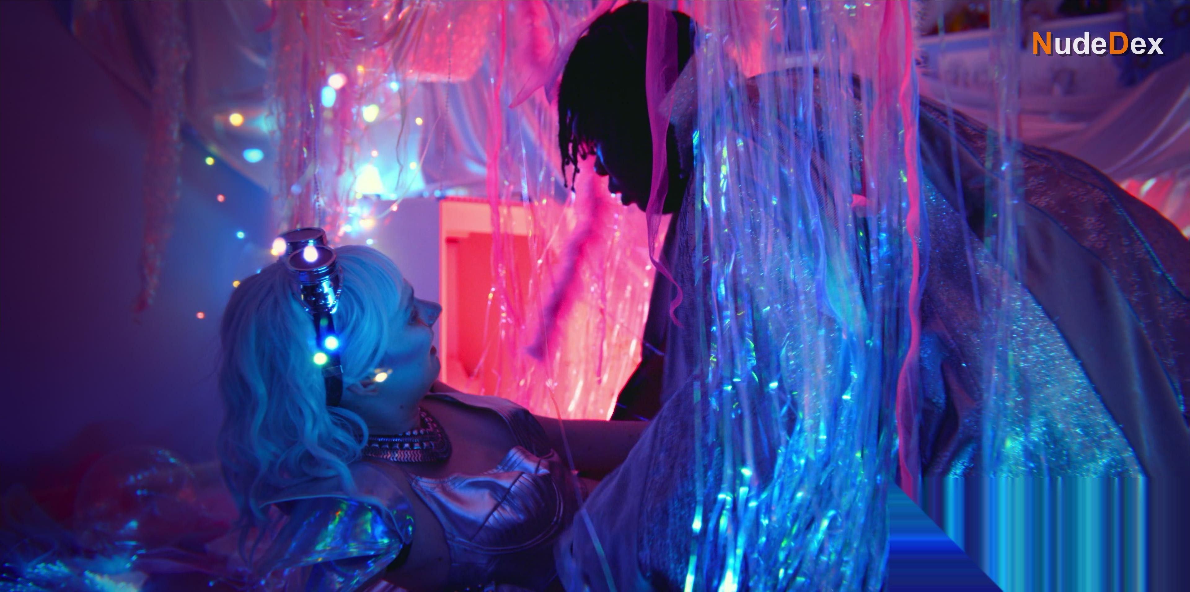 Tanya Reynolds in Sex Education, photo 16