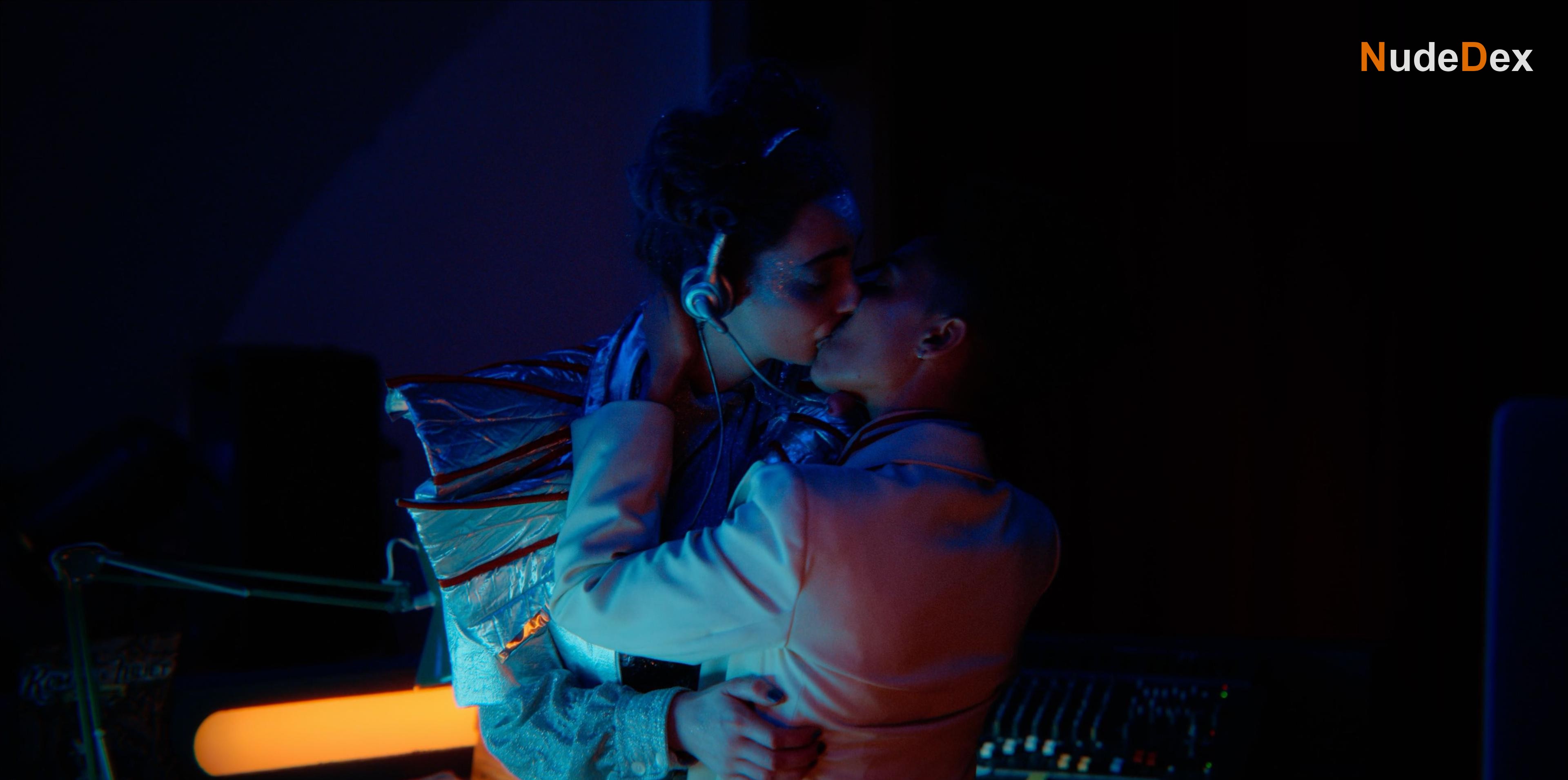 Tanya Reynolds in Sex Education, photo 17