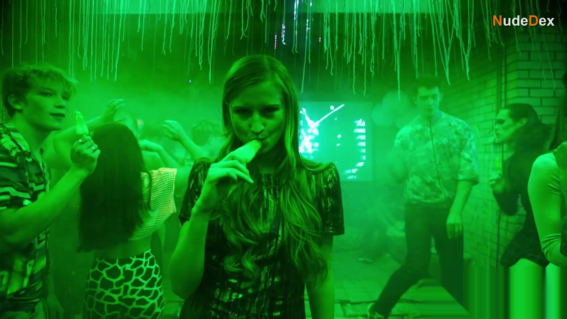 Tara Hetharia in Follow De Soa, photo 28