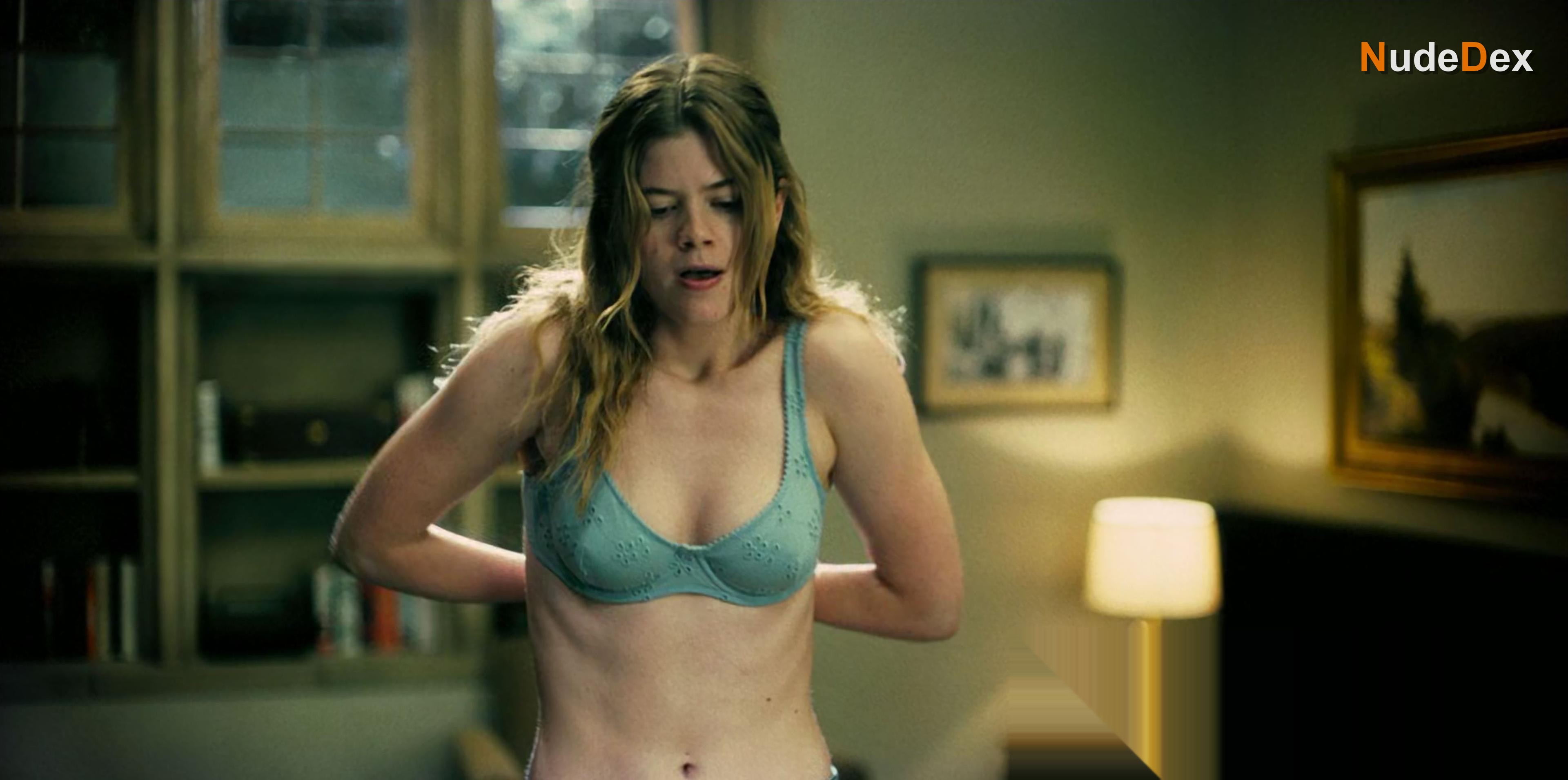Tate Moore in Rooster, photo 3