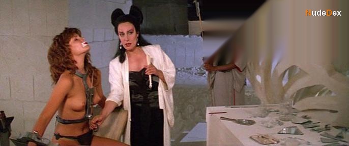 Tawny Kitaen in Gwendoline, photo 1