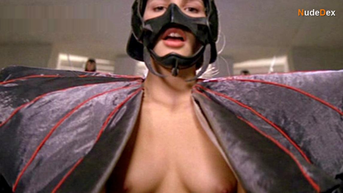Tawny Kitaen in Gwendoline, photo 4