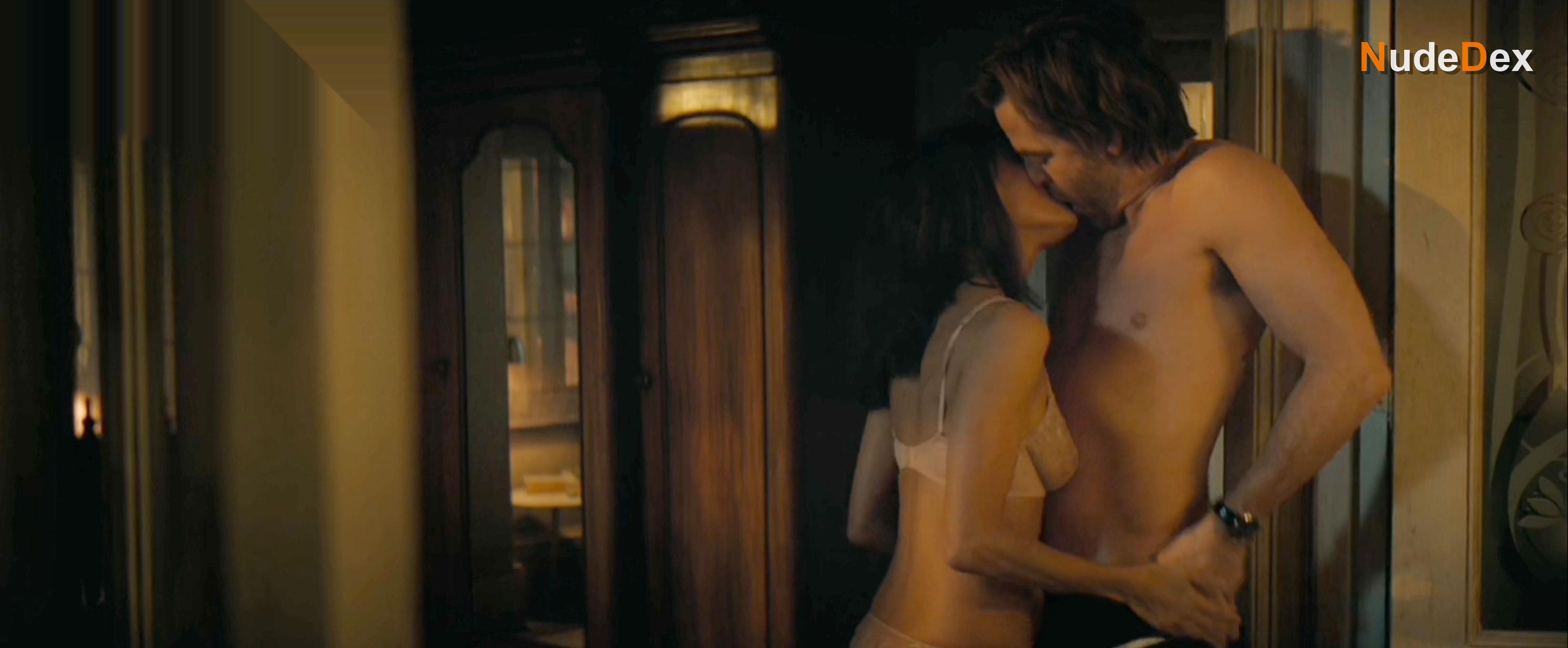 Thandie Newton in All The Old Knives, photo 21