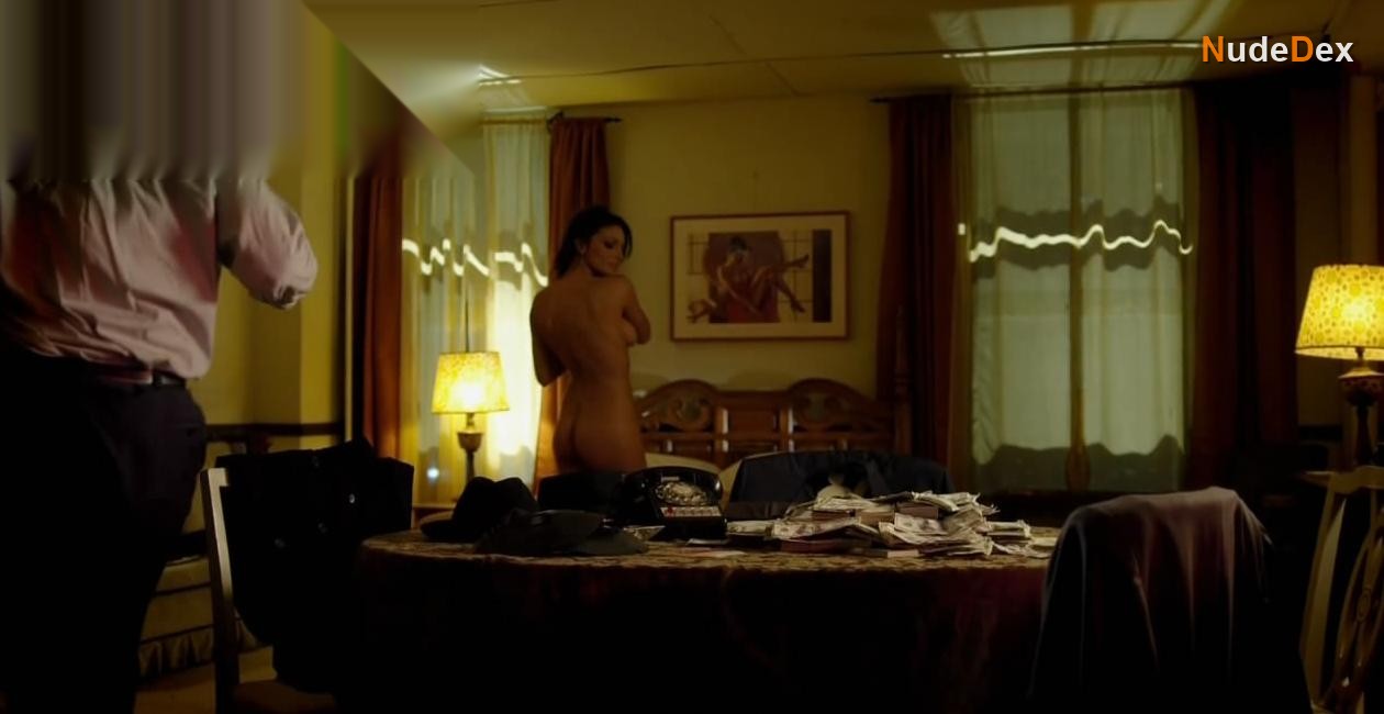 Tina Casciani in Femme Fatales, photo 6