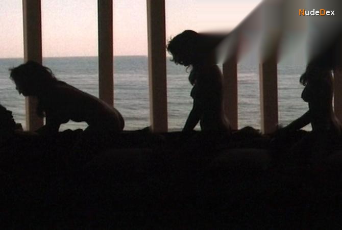 Tracy Scoggins in Alien Intruder, photo 1