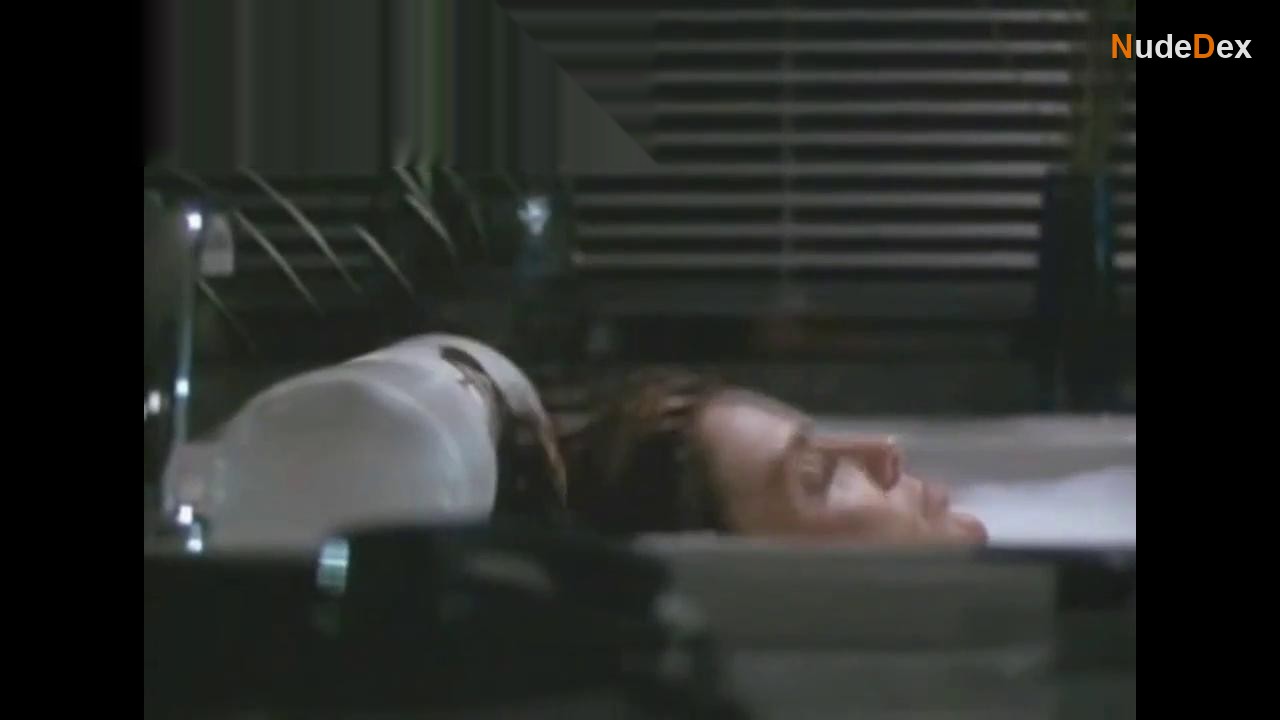 Tracy Scoggins in Dead On, photo 6