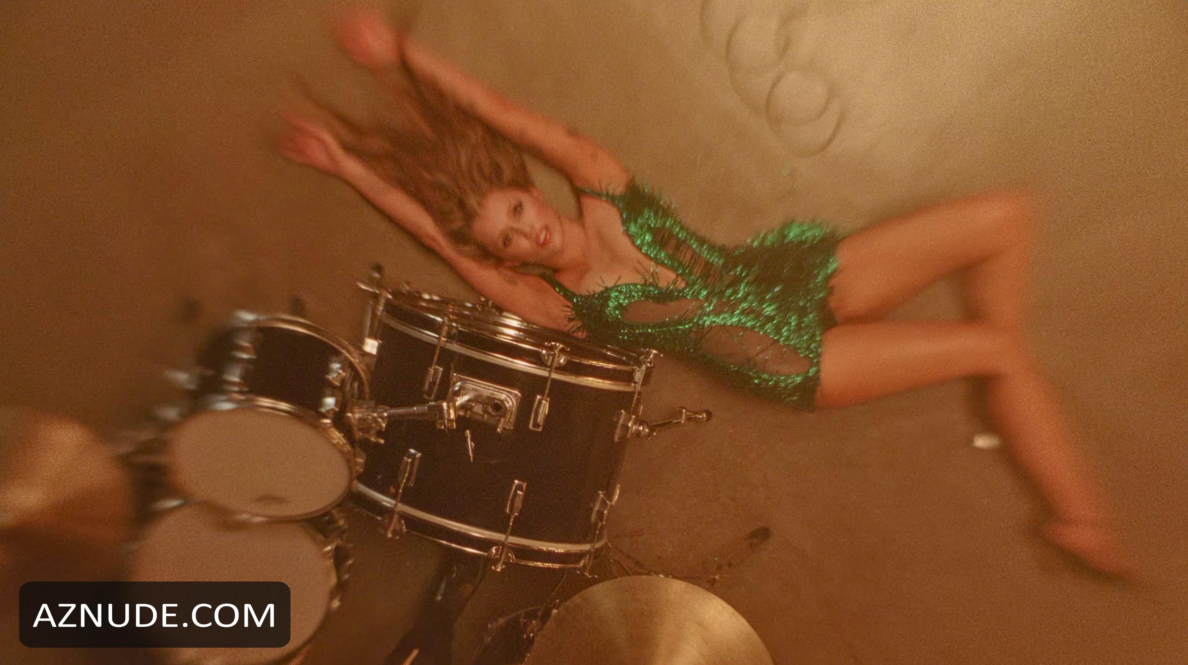 Miley Cyrus: Something Beautiful in Unsorted, photo 4