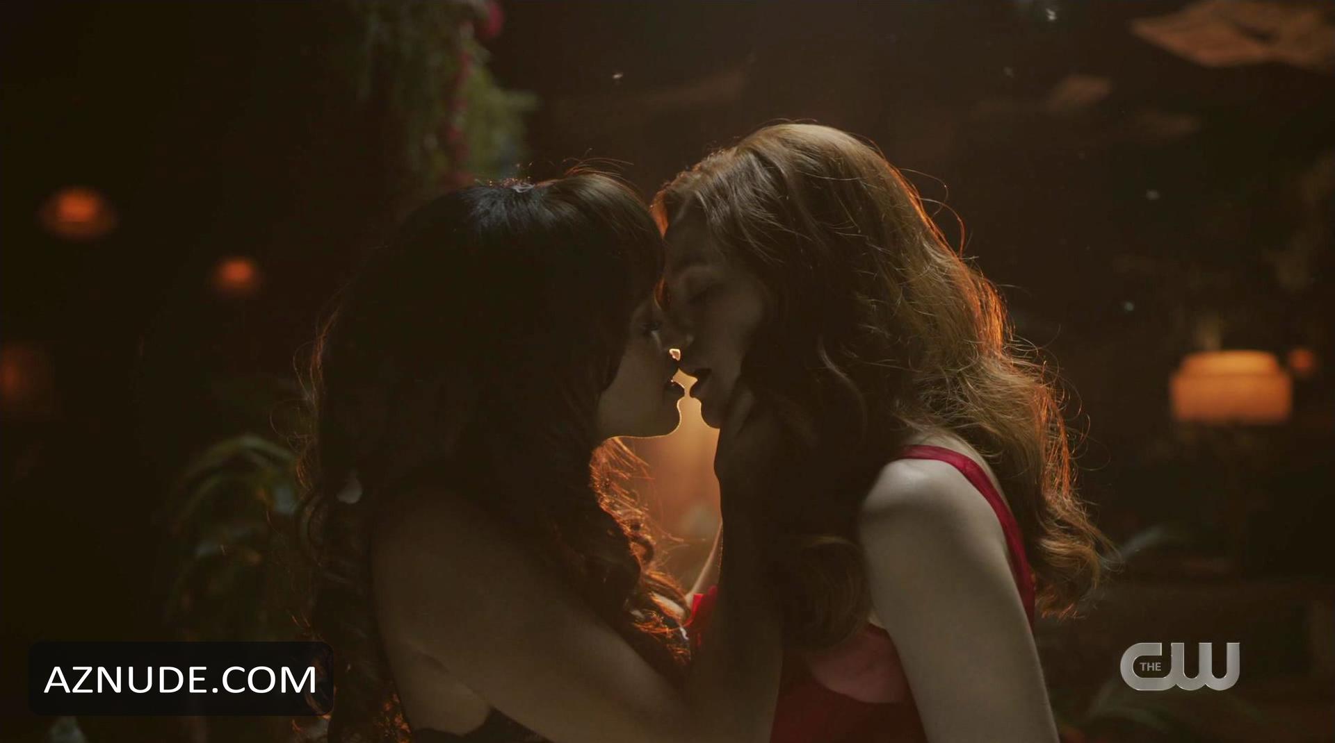 Vanessa Morgan in Riverdale, photo 13