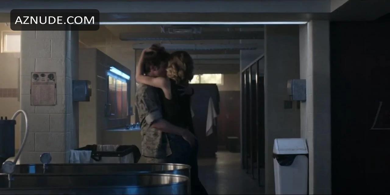 Willa Fitzgerald in Dare Me, photo 1