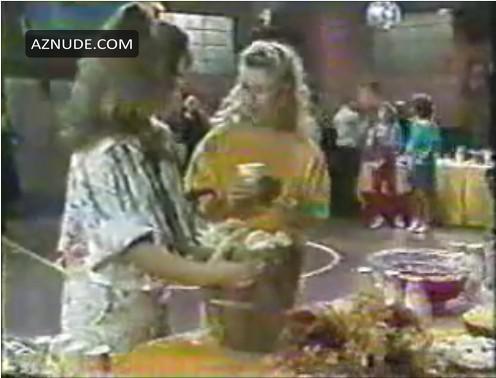 Yasmine Bleeth in Baywatch, photo 35