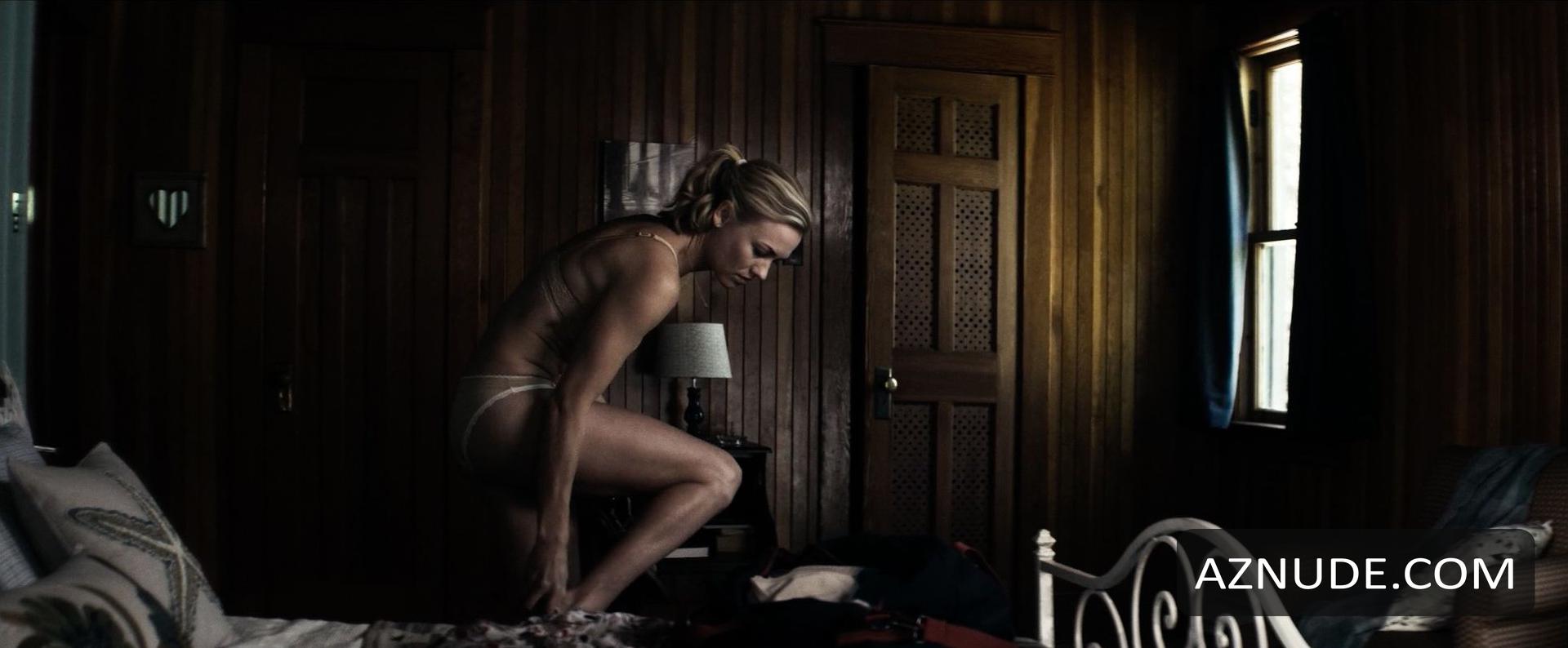 Yvonne Strahovski in He S Out There, photo 5