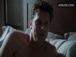 Rashida Jones in Angie Tribeca