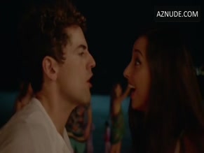 Sofia Sisniega in Club De Cuervos