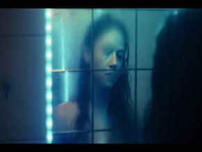 Anna Bederke in Para - We Are King