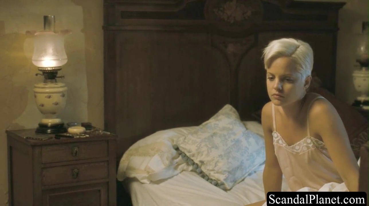 Mena Suvari, photo 14