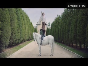 Taylor Swift in Taylor Swift - Blank Space