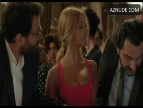Zahia Dehar in Josephine S'arrondit